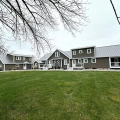 Modern Riverbend Suites - 3BR