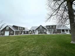 Modern Riverbend Suites - 3BR
