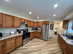 Modern Riverbend Suites 1BR