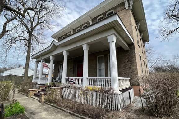 James’ Entire Apt @ the Historic McCormick House - Image 1