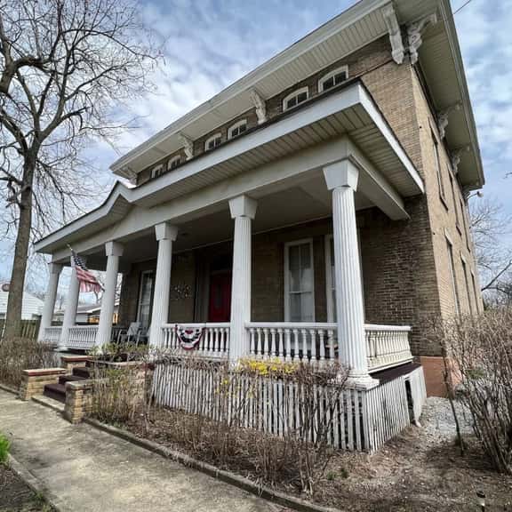 James’ Entire Apt @ the Historic McCormick House - Image 1