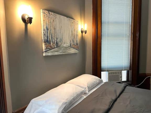 Historical Studio Apt 3-Walk to All of Downtown