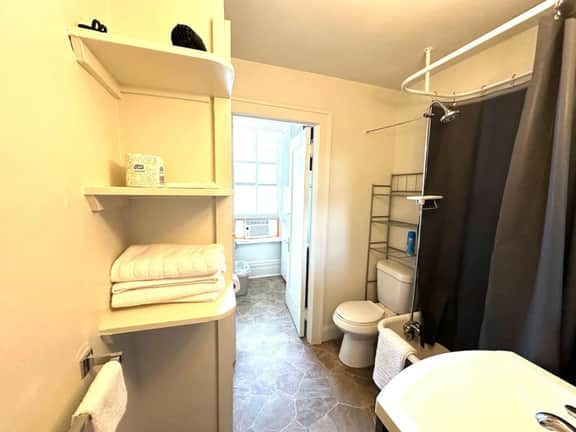Historical Studio Apt 3-Walk to All of Downtown