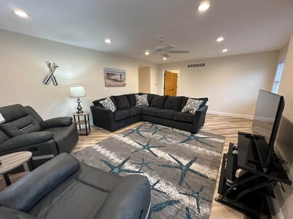 Modern Riverbend Suites - 2BR