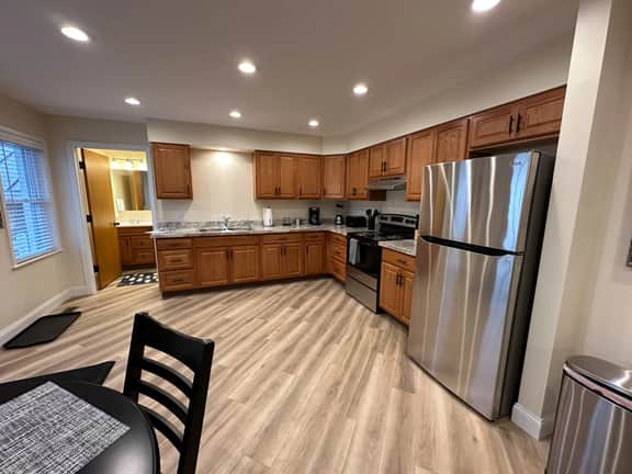 Modern Riverbend Suites - 2BR