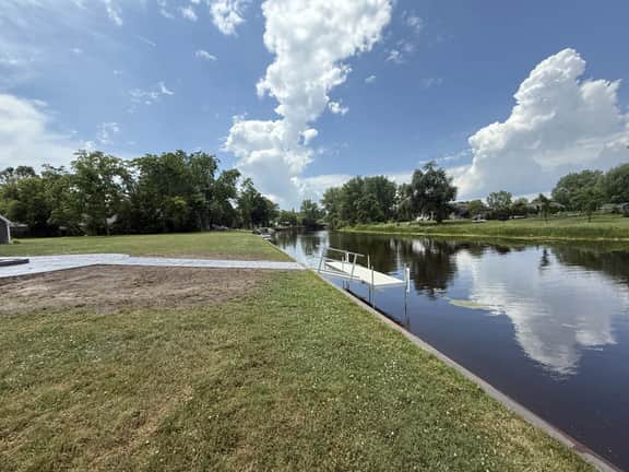Modern Riverbend Suites - 2BR