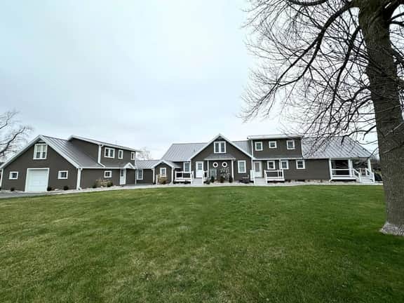 Modern Riverbend Suites - 3BR