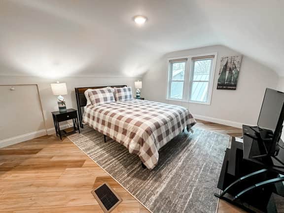 Modern Riverbend Suites - 3BR