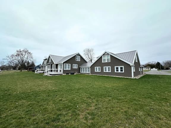 Modern Riverbend Suites - 2BR