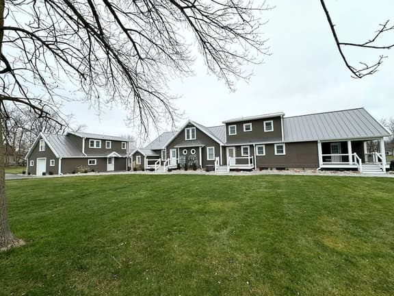 Modern Riverbend Suites - 3BR